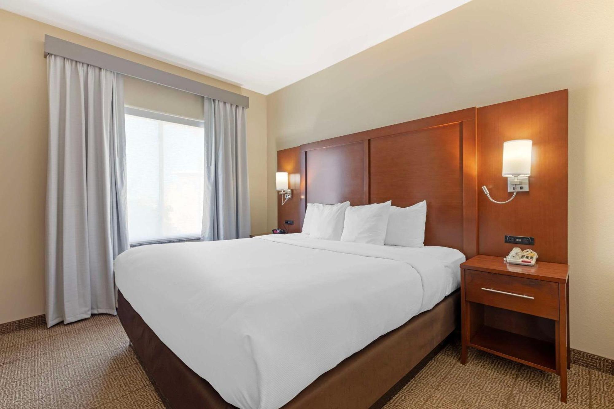 Comfort Suites West Dallas - Cockrell Hill Экстерьер фото