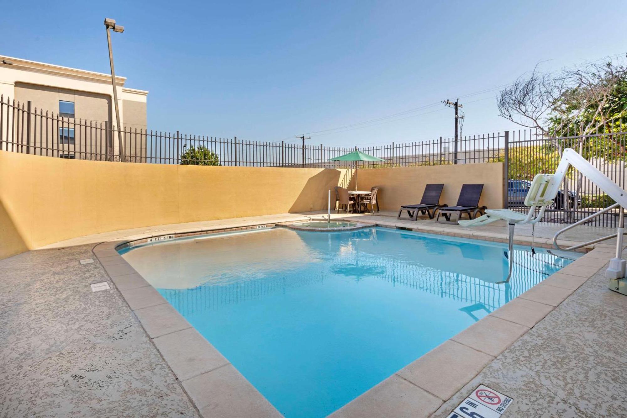 Comfort Suites West Dallas - Cockrell Hill Экстерьер фото